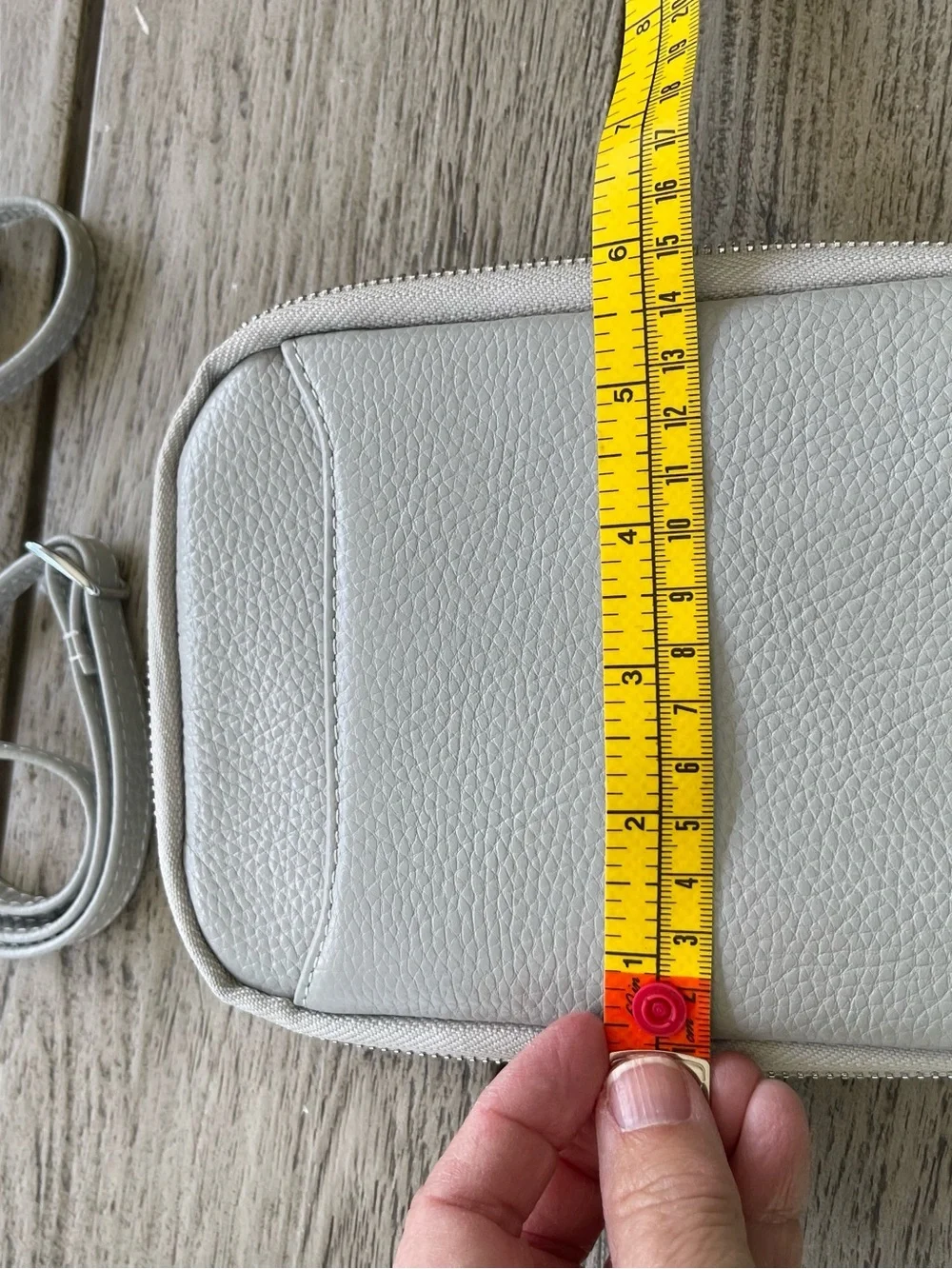 Befen Small Pebbled Leather Organizer Crossbody Smartphone Bag in Light Gray